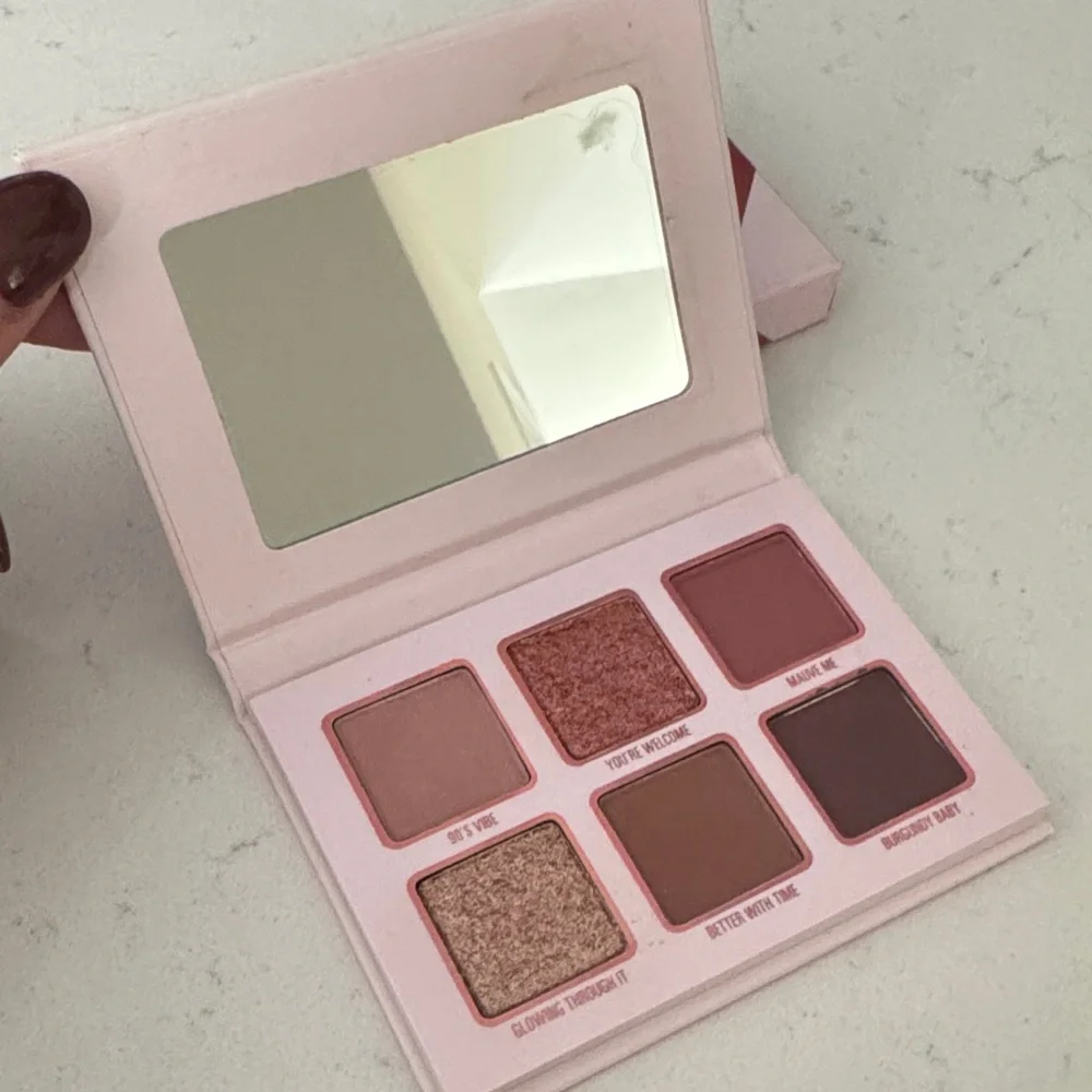 Kylie Cosmetics Eyeshadow Palette - Soft Pink - Picture 2 of 3